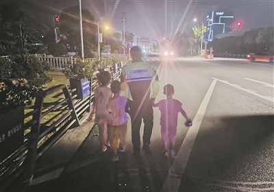 三娃深夜跑上國道 交警“手牽手”送回家
